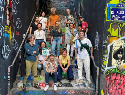 team Urhahn op een Parijse trap met graffiti